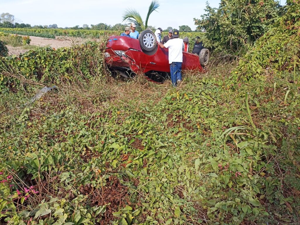 Automóvil accidentado cerca de la comunidad de El Walamo de la sindicatura Villa Unión en Mazatlán.