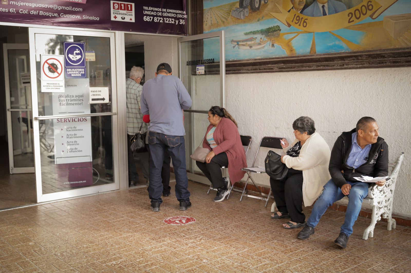 Fila de personas afuera de oficina de Tesorería