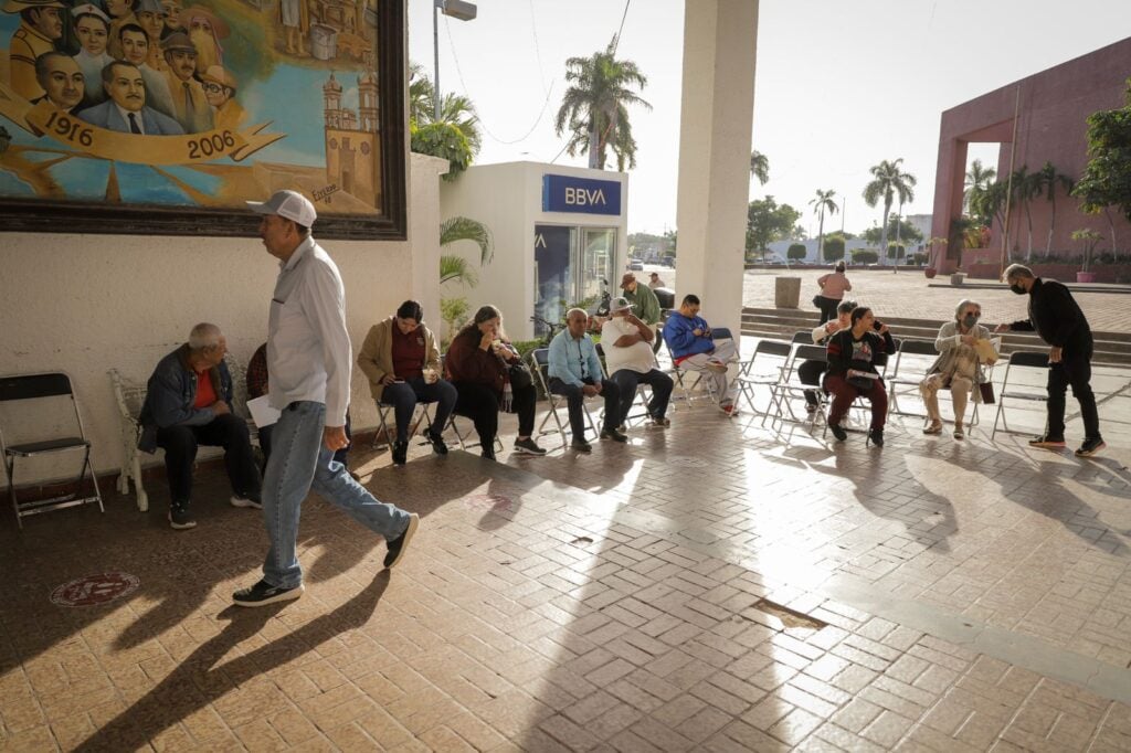 Fila de personas afuera de oficina de Tesorería