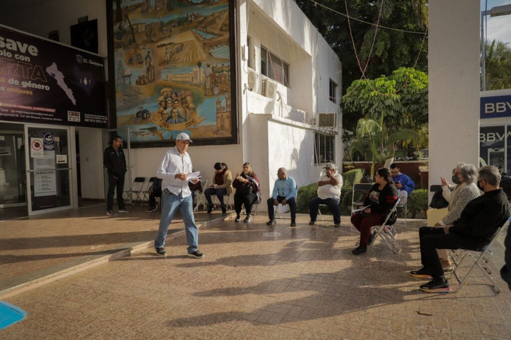 Fila de personas afuera de oficina de Tesorería