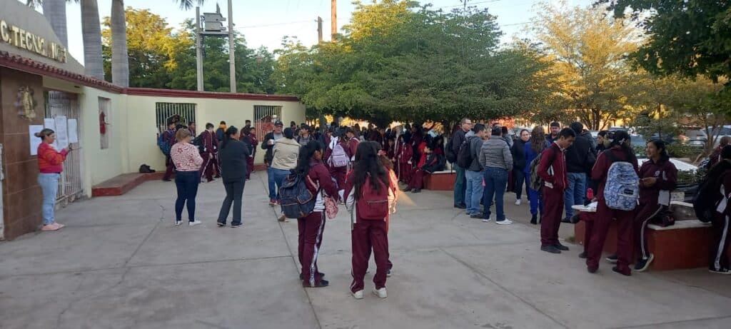Sepyc atiende toma de Secundaria Técnica número 3 de El Carrizo y asigna maestros que faltaban