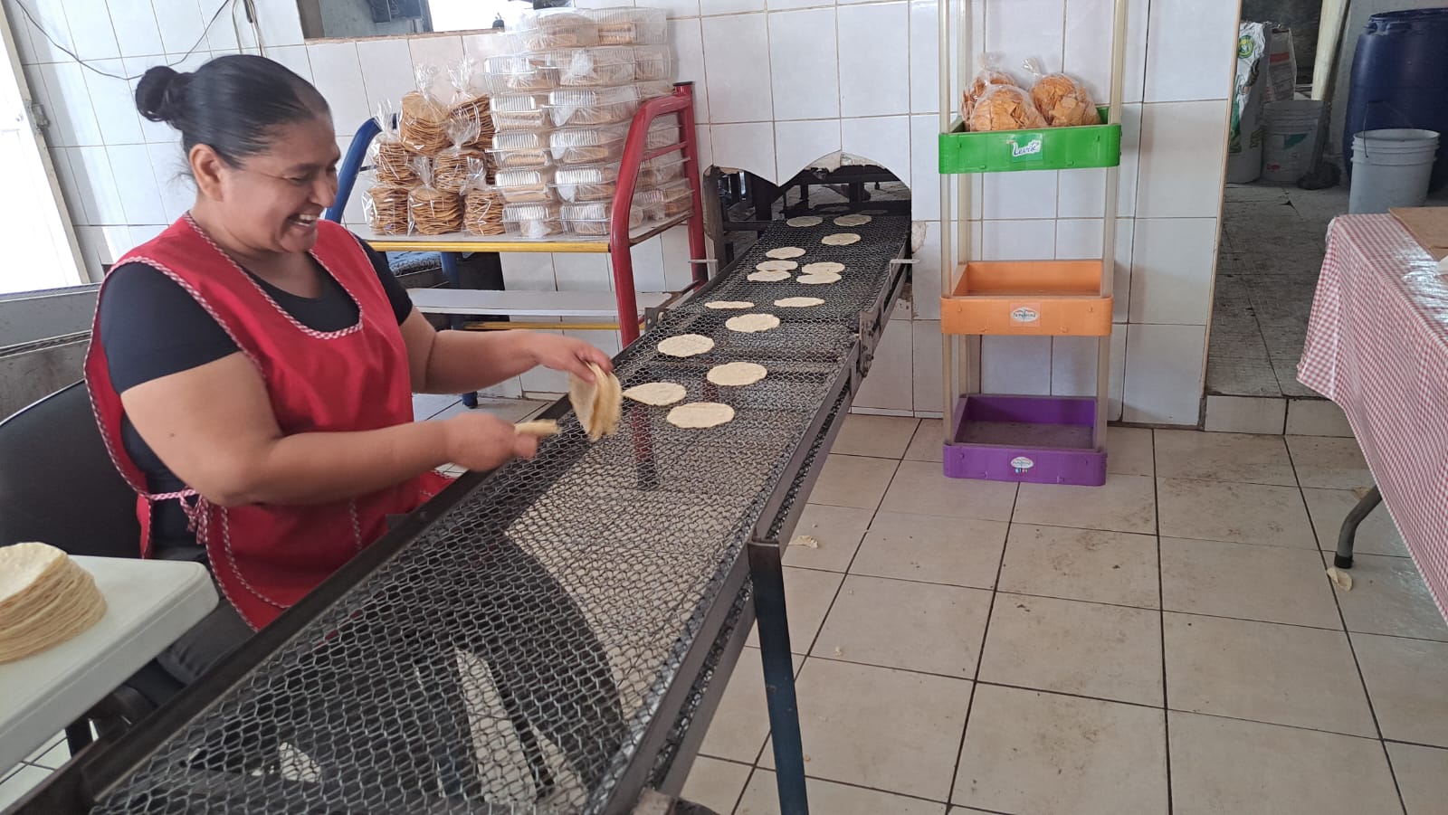 Empleada de tortillería trabajando