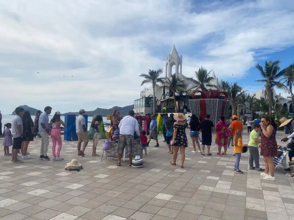 Turistas disfrutan los atractivos que tiene el puerto de Mazatlán.