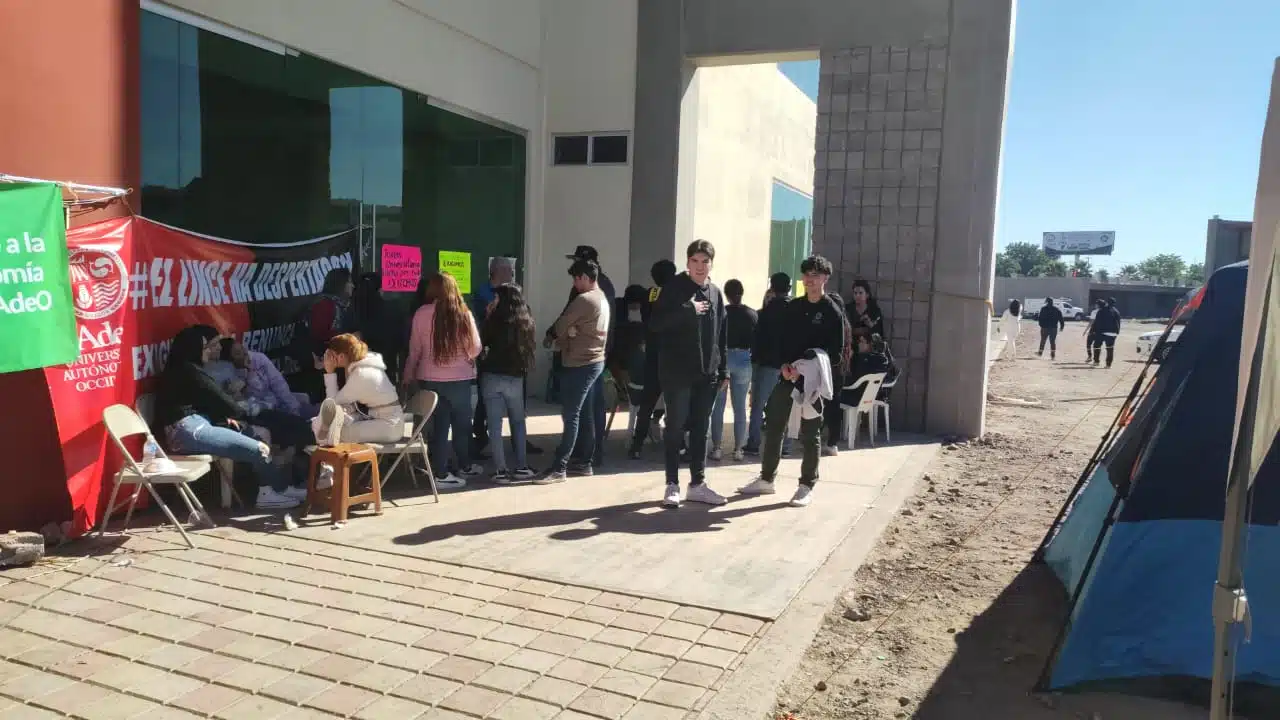 Manifestantes afuera de Rectoría en UAdeO Los Mochis.