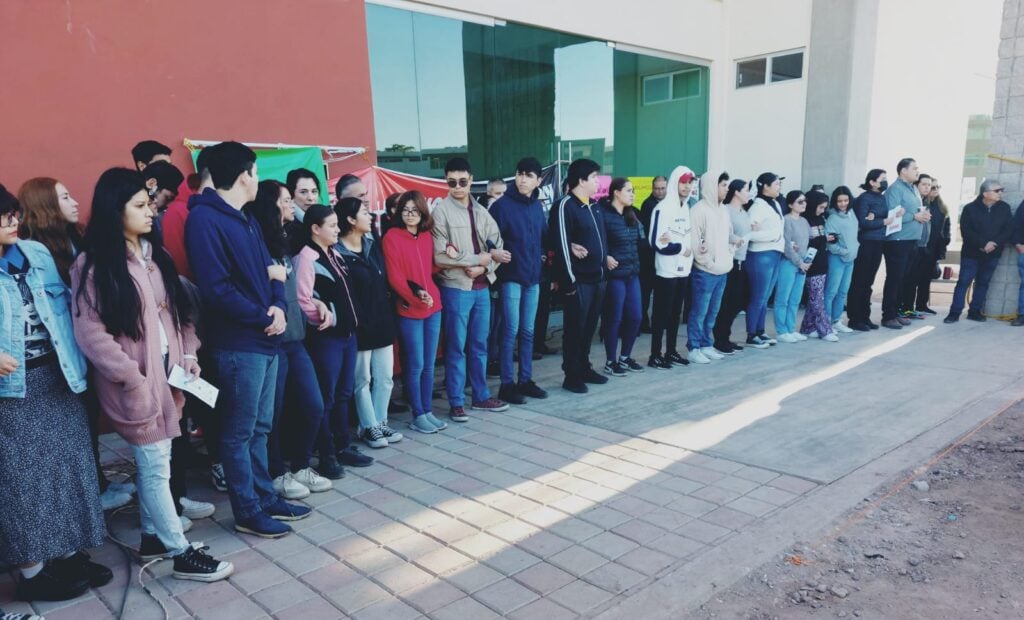 Manifestantes afuera de Rectoría en UAdeO Los Mochis.