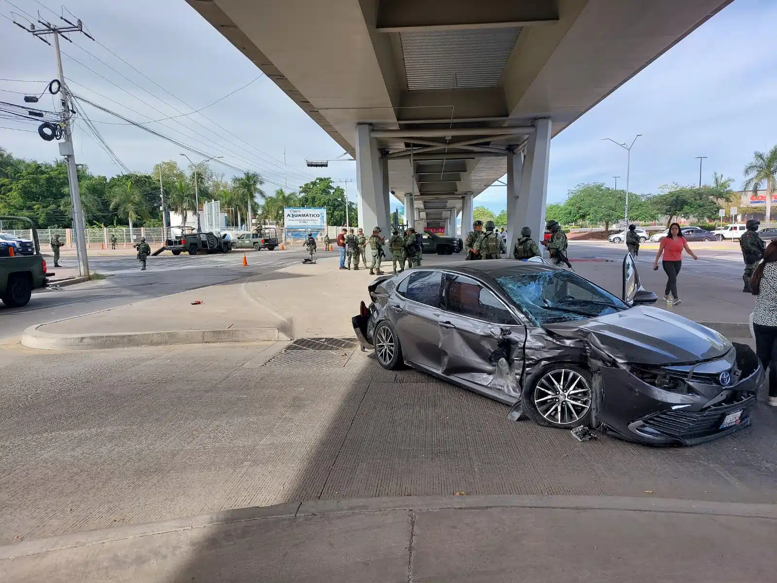 vehículo Toyota Camry gris, accidentado.