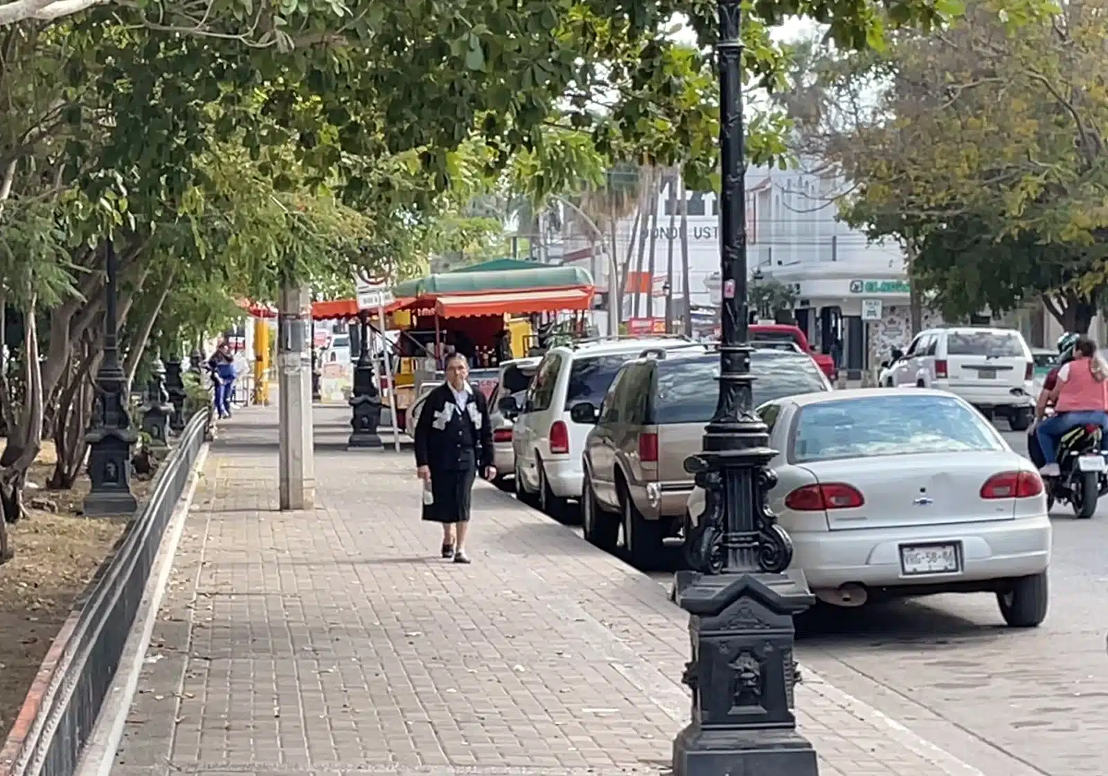 La plazuela 27 de Septiembre en Los Mochis, en los últimos años, está convertida en un corredor gastronómico.