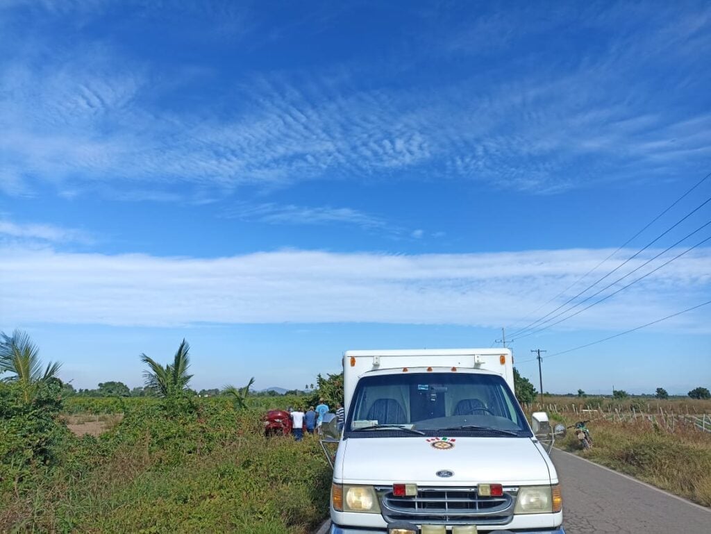 Automóvil accidentado cerca de la comunidad de El Walamo de la sindicatura Villa Unión en Mazatlán.