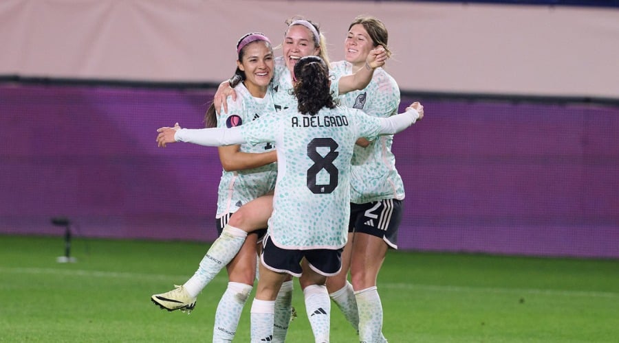 Selección mexicana de futbol femenil en un abrazo grupal