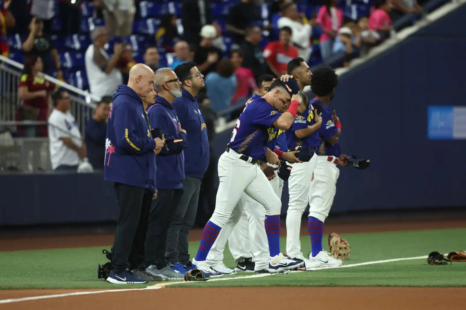 El equipo de Venezuela hace historia con su pitcher Ángel Padrón, quien lanzó juego sin hit ni carrera en la Serie del Caribe Miami 2024