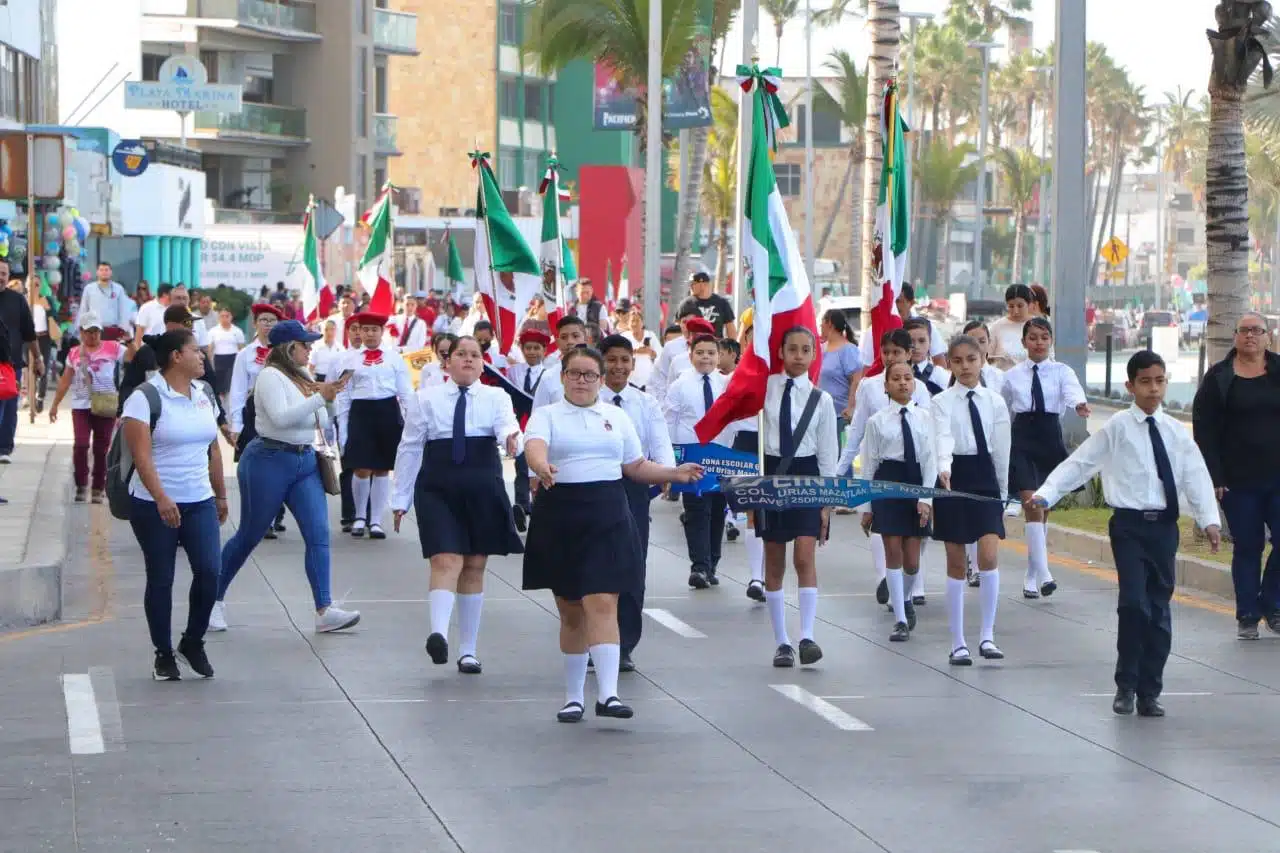 Desfile por el Día de la Bandera en Mazatlán