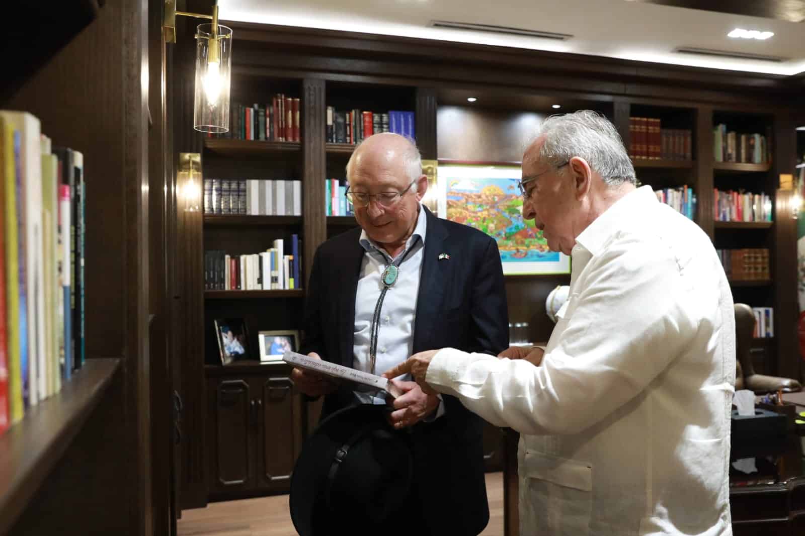 Rubén Rocha Moya junto a Ken Salazar