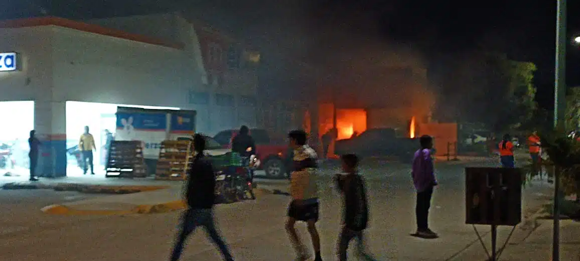 Avistamiento del fuego desde afuera de la tienda