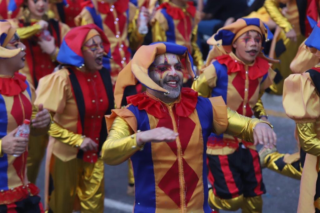Participantes disfrazados en el Carnaval de Mazatlán