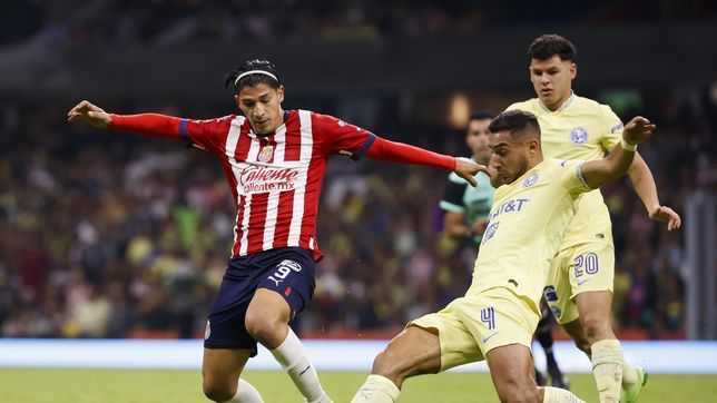 Jugadores de Chivas y América en un partido