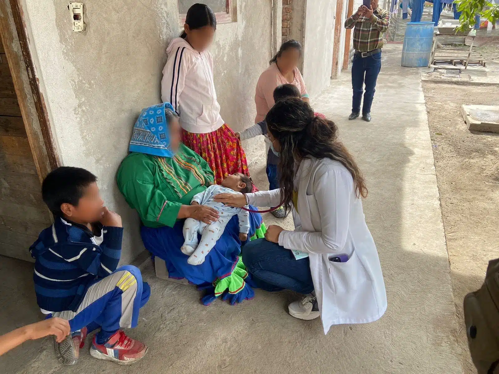 Familia de jornaleros siendo atendidos por personal de salud