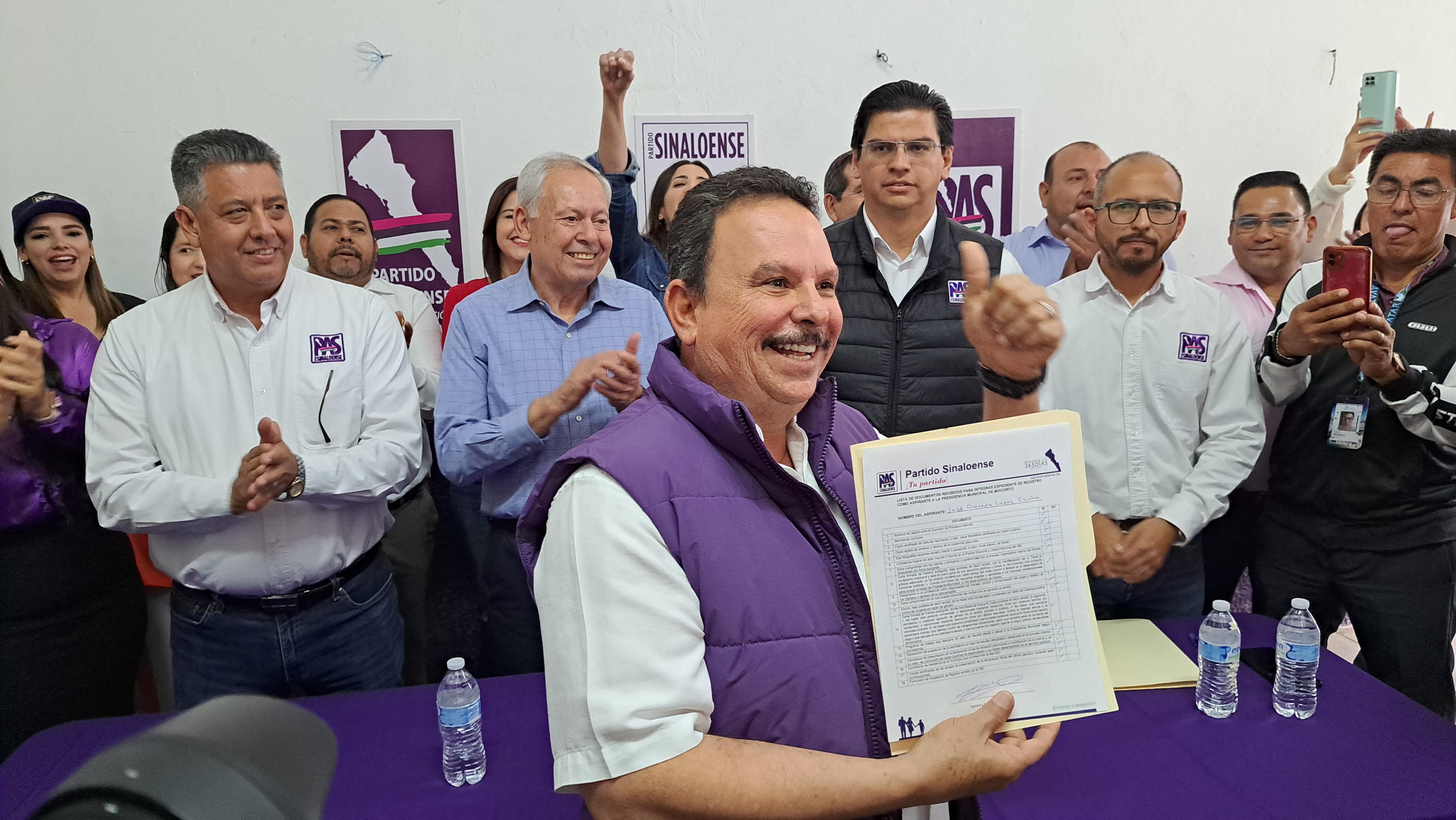 José Alfredo López Castro con su documento de registro