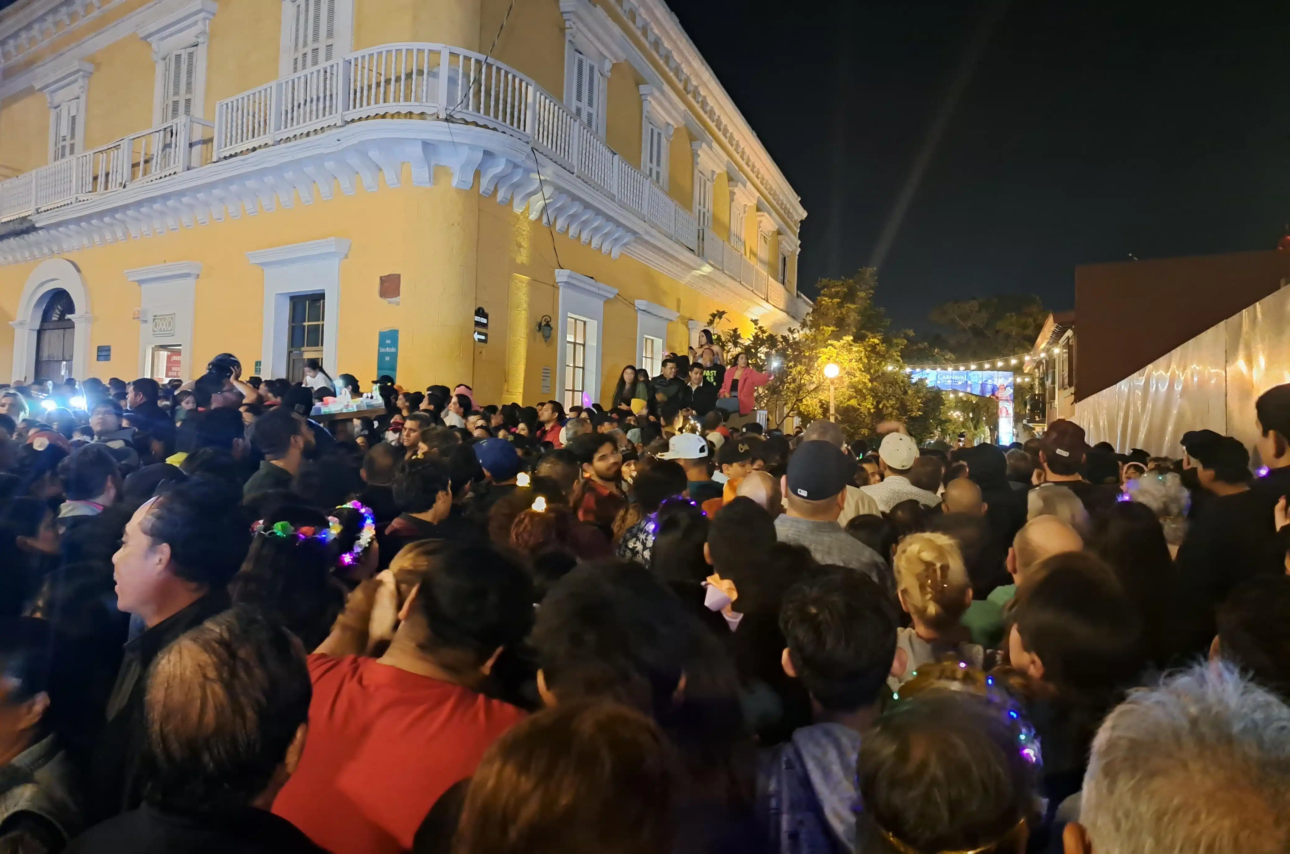 Mar de gente en el Carnaval de Mazatlán
