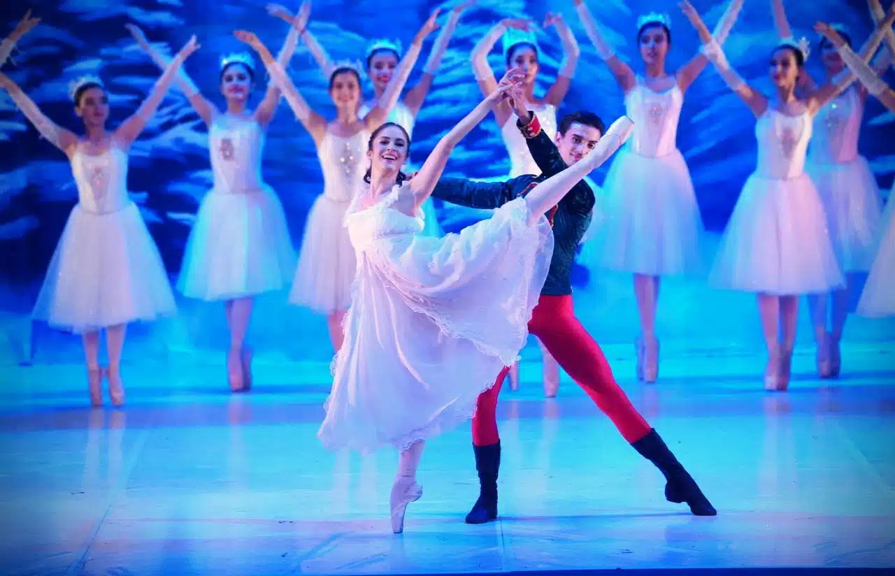 Jóvenes interpretando un acto de ballet