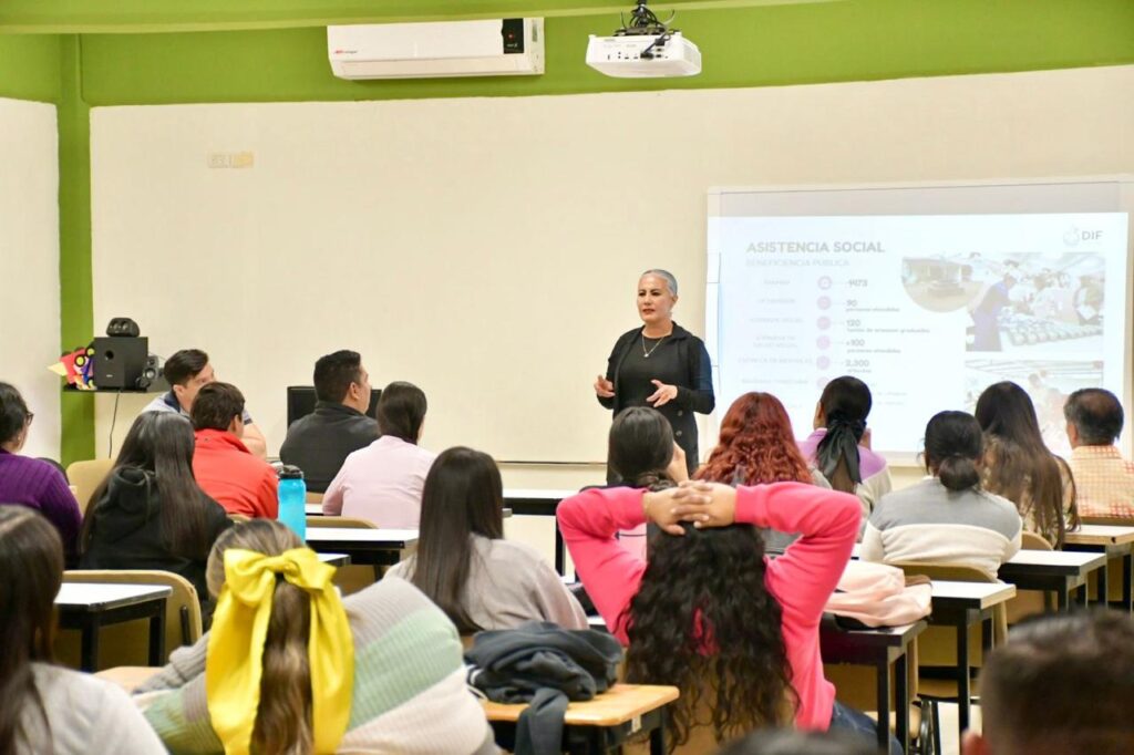 Guadalupe López González presentando los programas de DIF en la Universidad Pedagógica del Estado de Sinaloa (UPES)