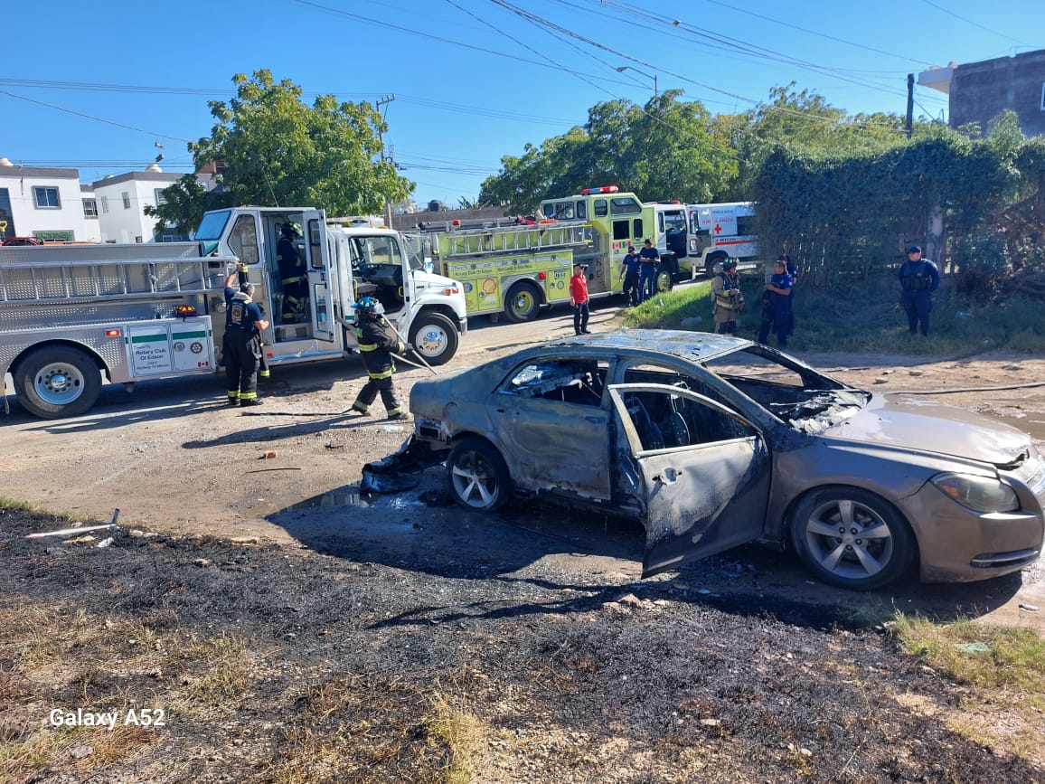 Vehículo incendiado, luego de que las llamas fueron apagadas por elementos de Bomberos