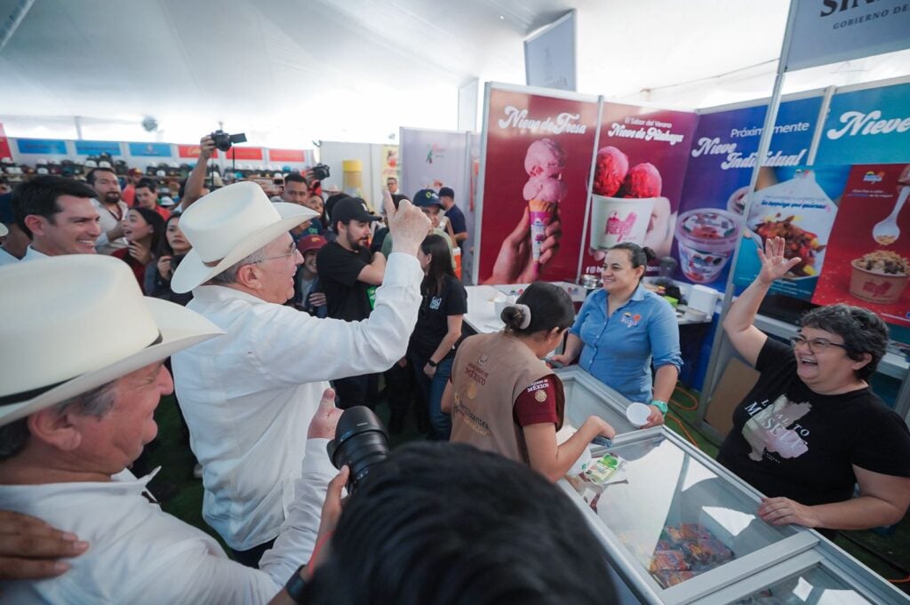 Gobernador saludando a los emprendedores en sus stands