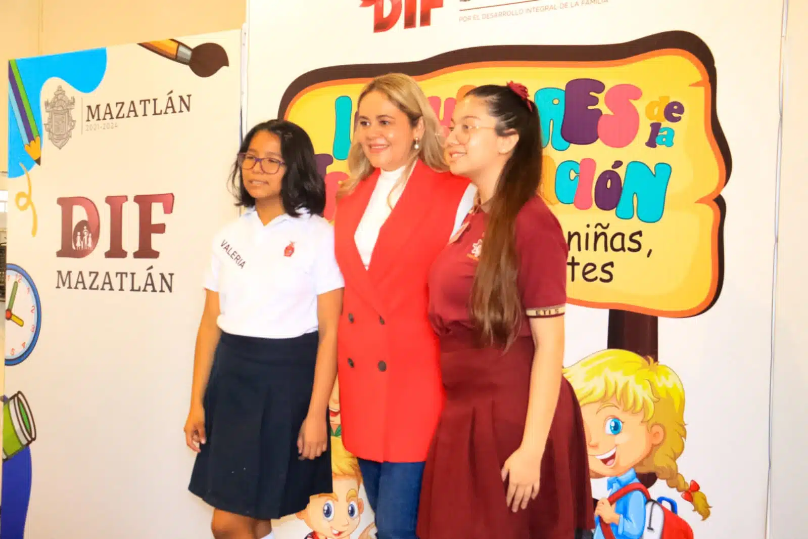 Valeria Arvizu Vilchis y Marlén Ríos Carranza junto a la presidenta del DIF Mazatlán, María Teresa Apodaca Muñoz