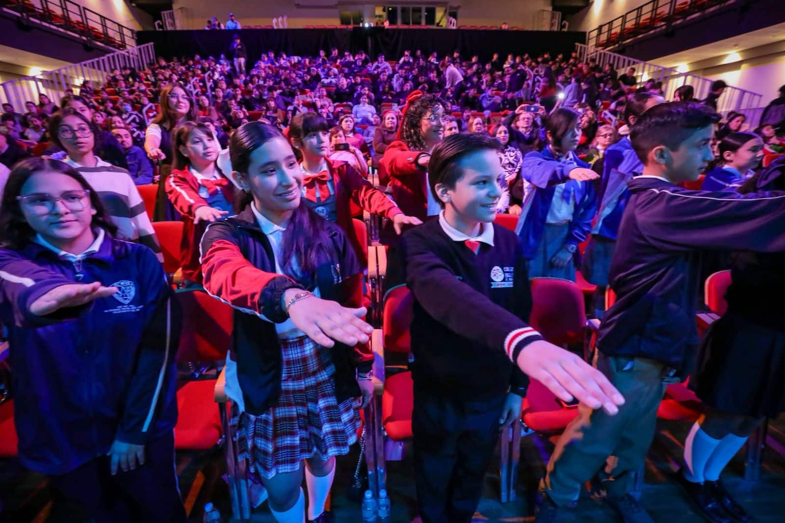 Niños y jóvenes durante la toma de protesta en la Elección Municipal de Impulsores de la Transformación de los Derechos de Niñas, Niños y Adolescentes 2024