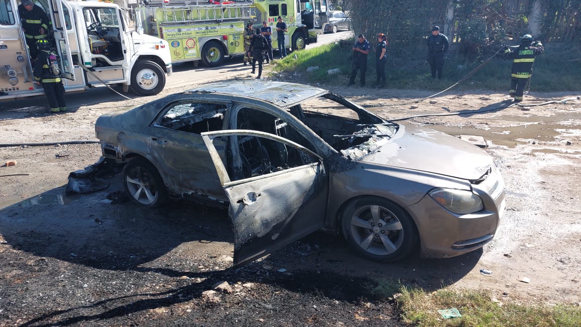Vehículo incendiado, luego de que las llamas fueron apagadas por elementos de Bomberos