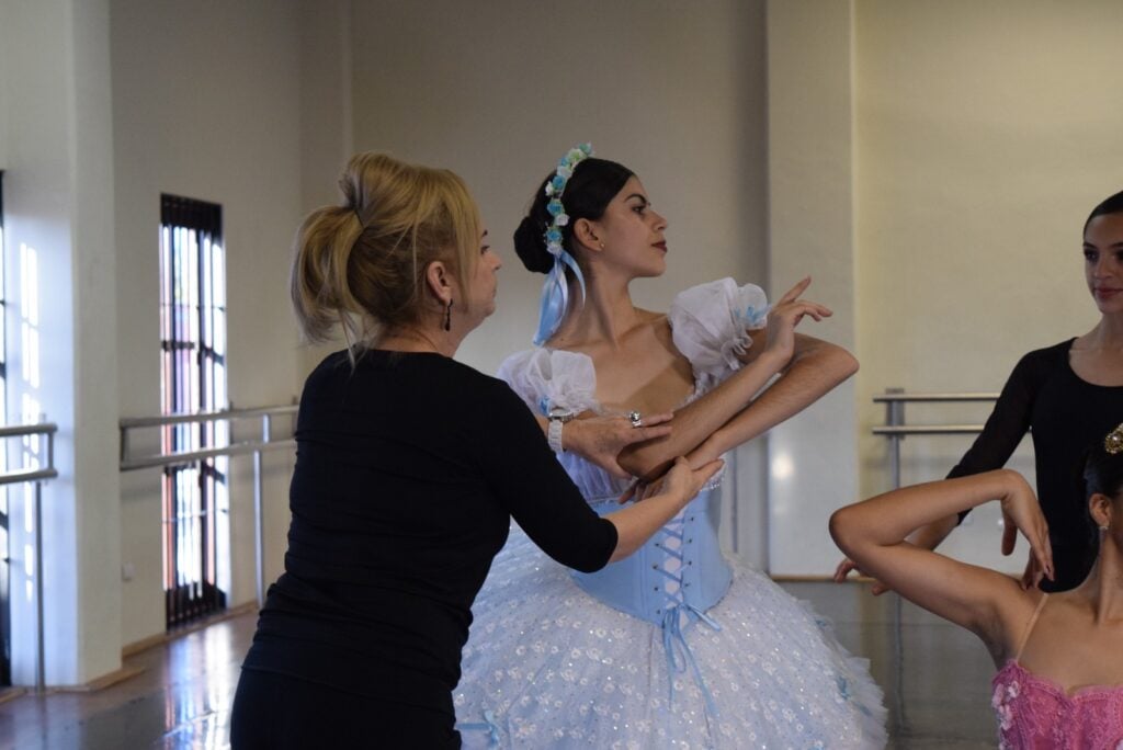 Alumna de ballet recibiendo orientación de su maestra