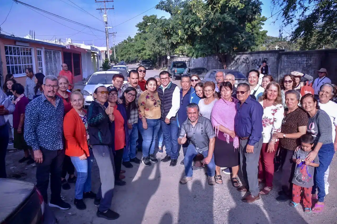 Alcalde Édgar González Zataráin junto a los vecinos del fraccionamiento Issstesin