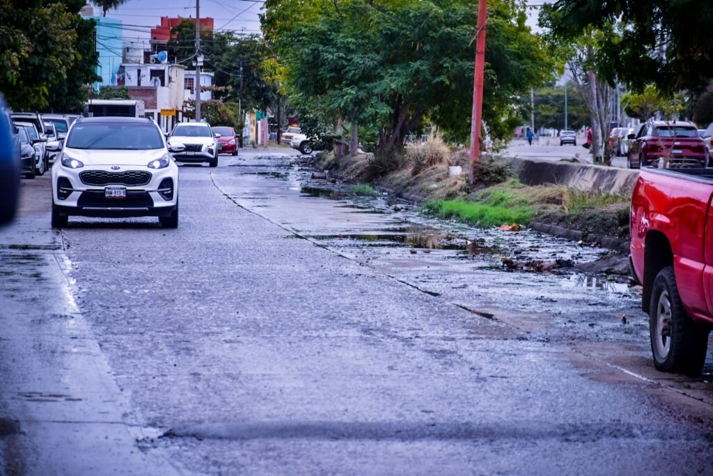 Avistamiento de aguas residuales en calle del fraccionamiento Infonavit Alarcón