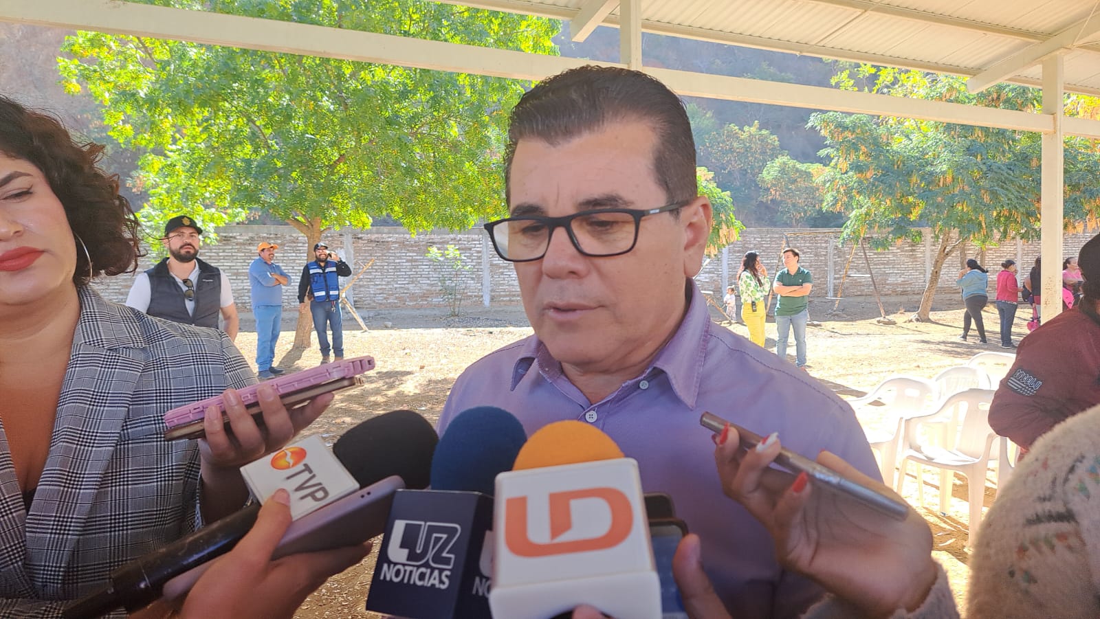 Édgar González Zataráin entrevistado por los medios