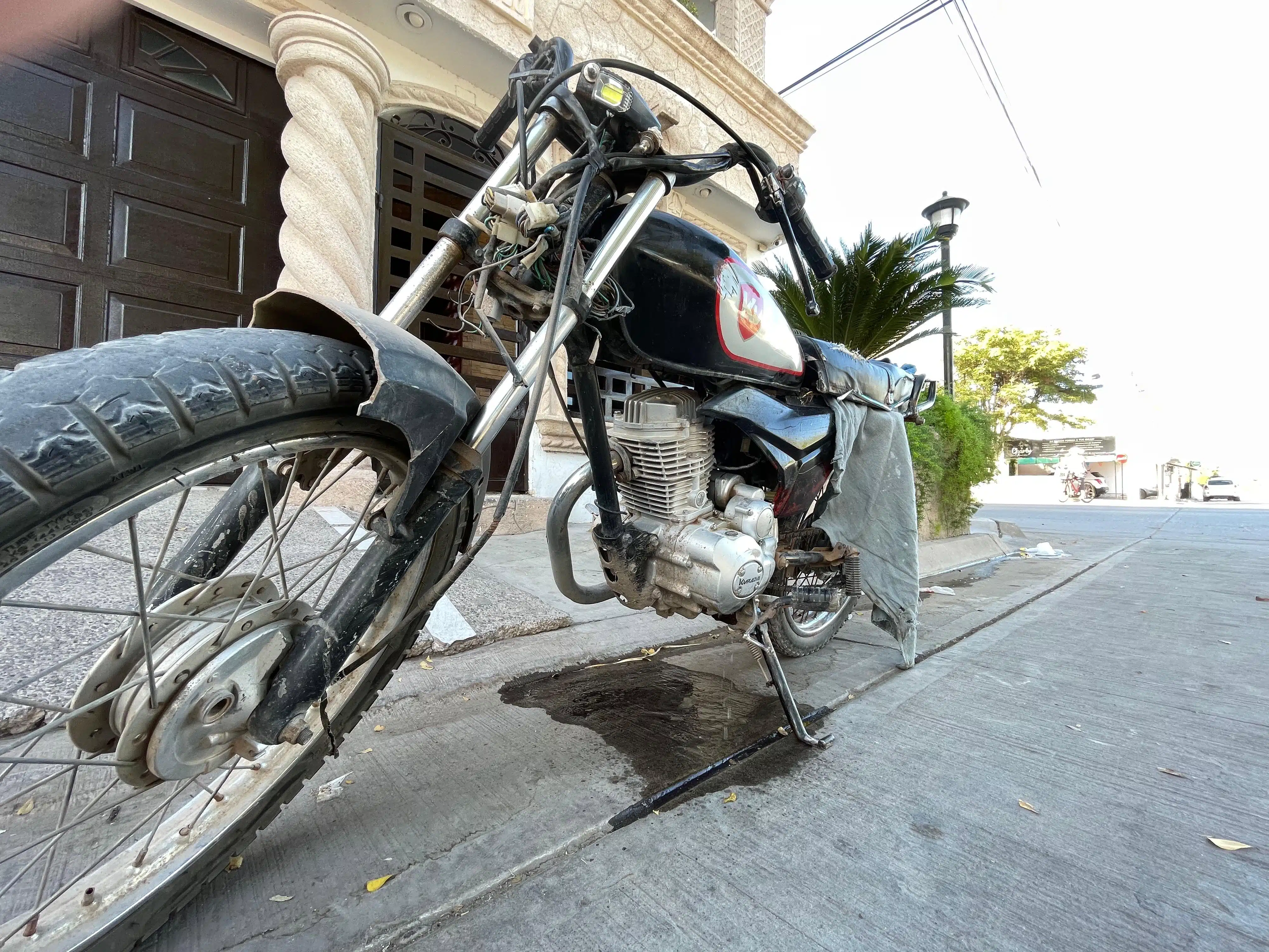 Motocicleta en la que viajaba el adulto que resultó herido