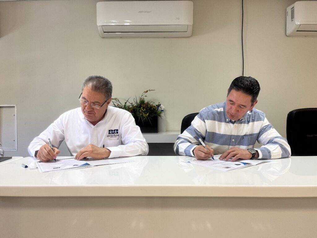 José Carlos Álvarez Ortega y Miguel Chávez Pérez durante la firma del convenio