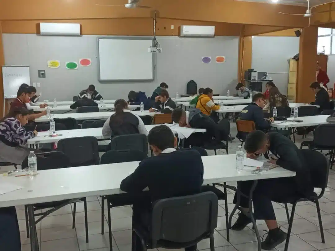 Estudiantes realizando el examen regional de la XI Olimpiada Estatal de Matemáticas