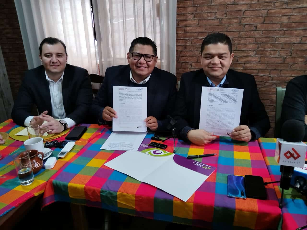 Representantes de Adecem y Prodecom con el convenio firmado