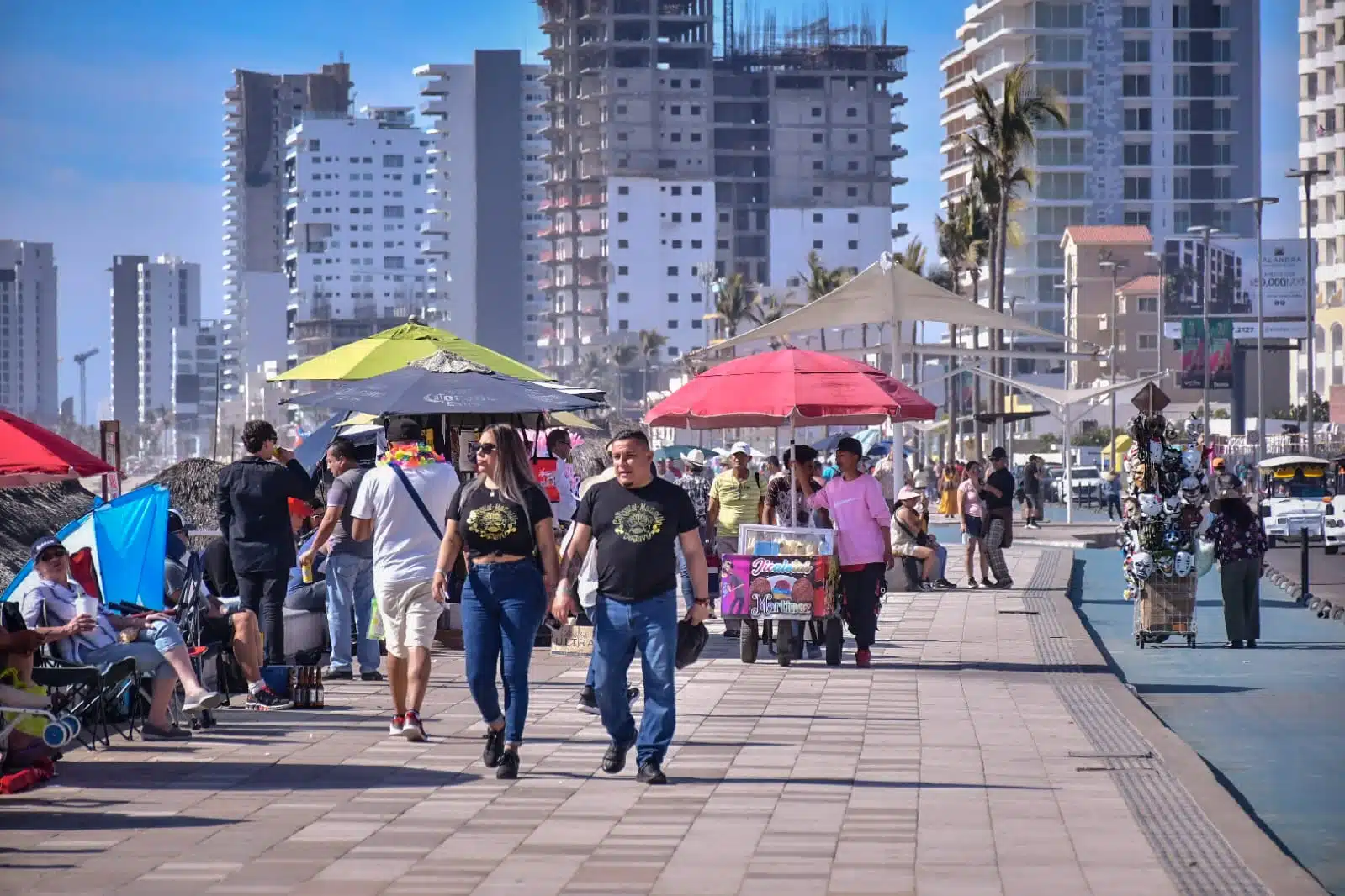 Turistas paseando por el malecón de Mazatlán