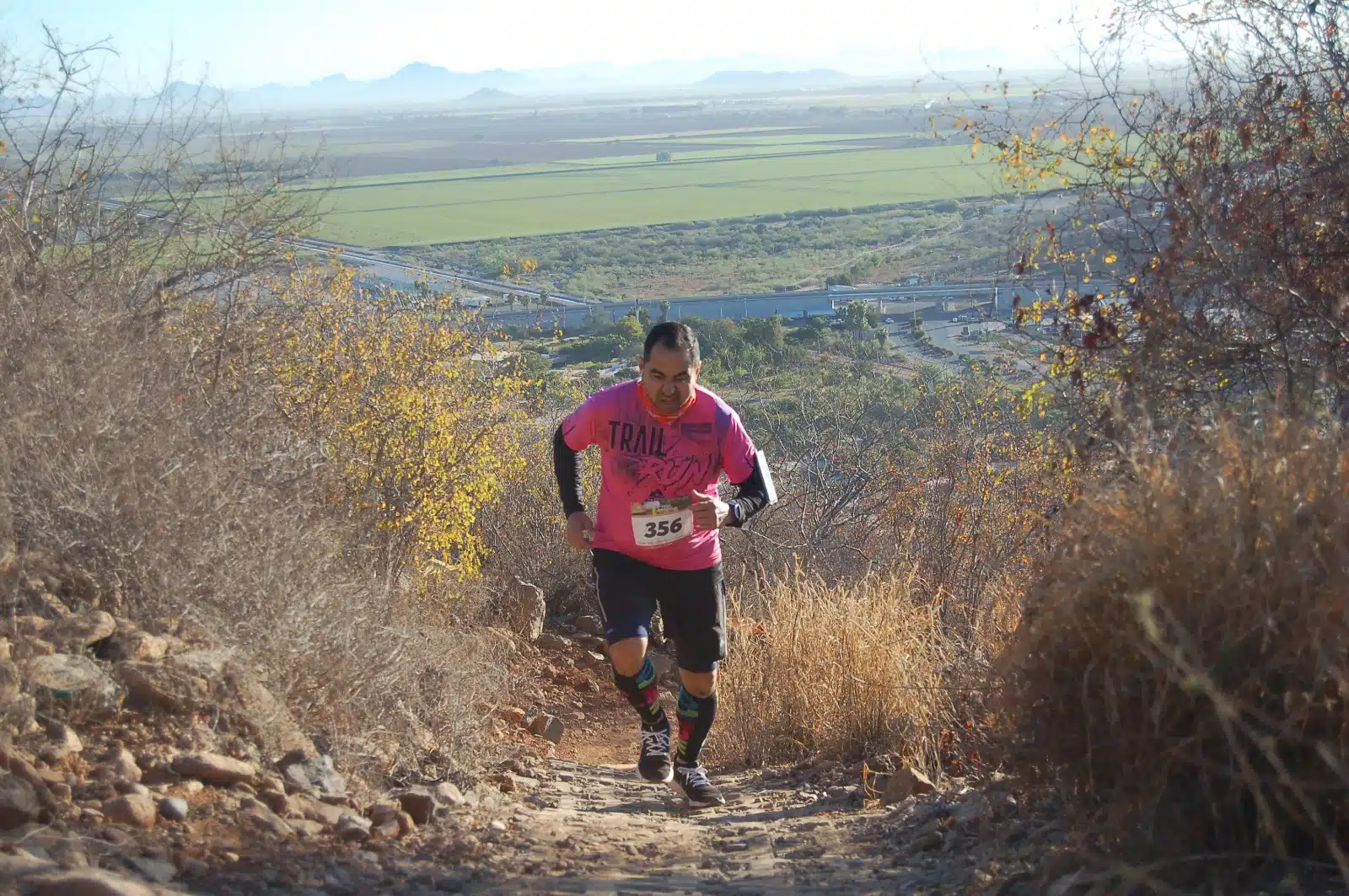 Corredores atraviesan la zona del Cerro de La Memoria en la edición del 2023 de la Carrera Trail Run Los Mochis