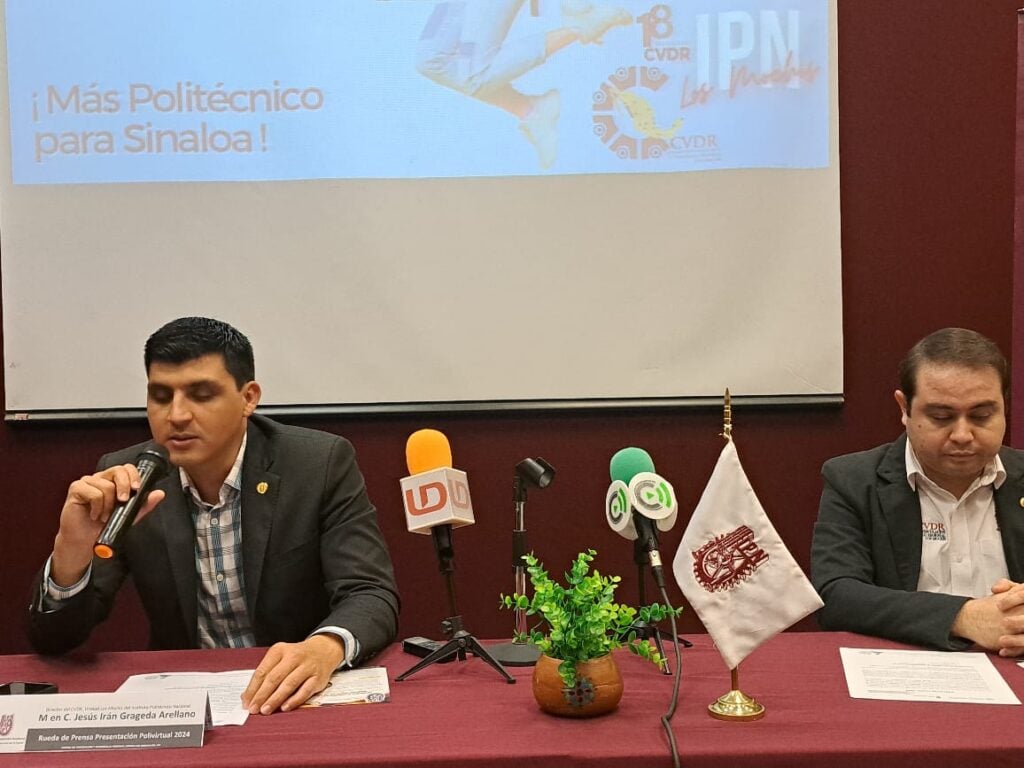 Jesús Irán Grageda Arellano, director del Centro de Vinculación y Desarrollo Regional -CVDR- de la Unidad Los Mochis, y Jorge Enrique Cañedo García, jefe del Departamento de Informática y Telecomunicaciones del CVDR