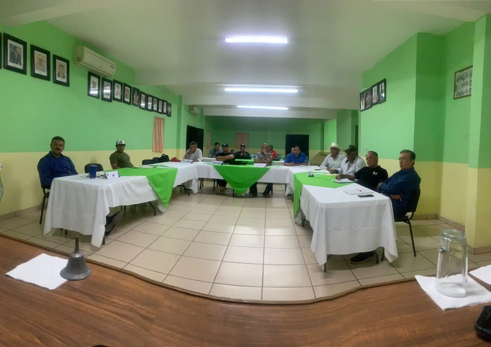 Reunión semanal en la casa club de la Liga Chevron Clemente Grijalva