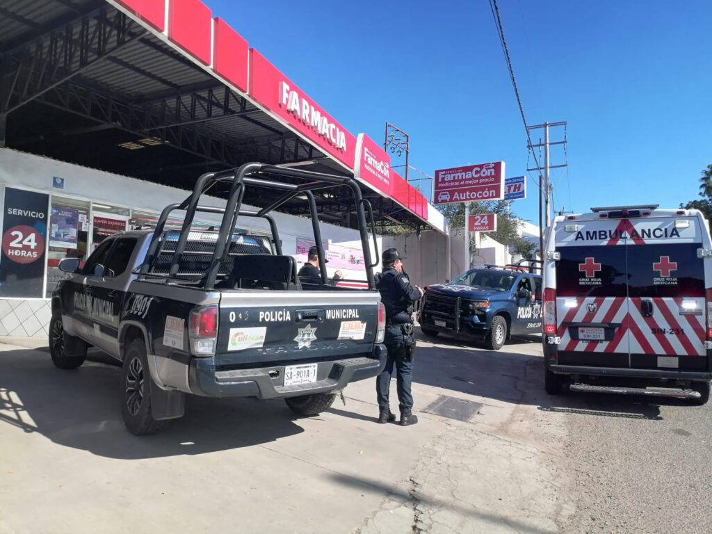 Policía Municipal y una ambulancia de la Cruz Roja afuera de la farmacia