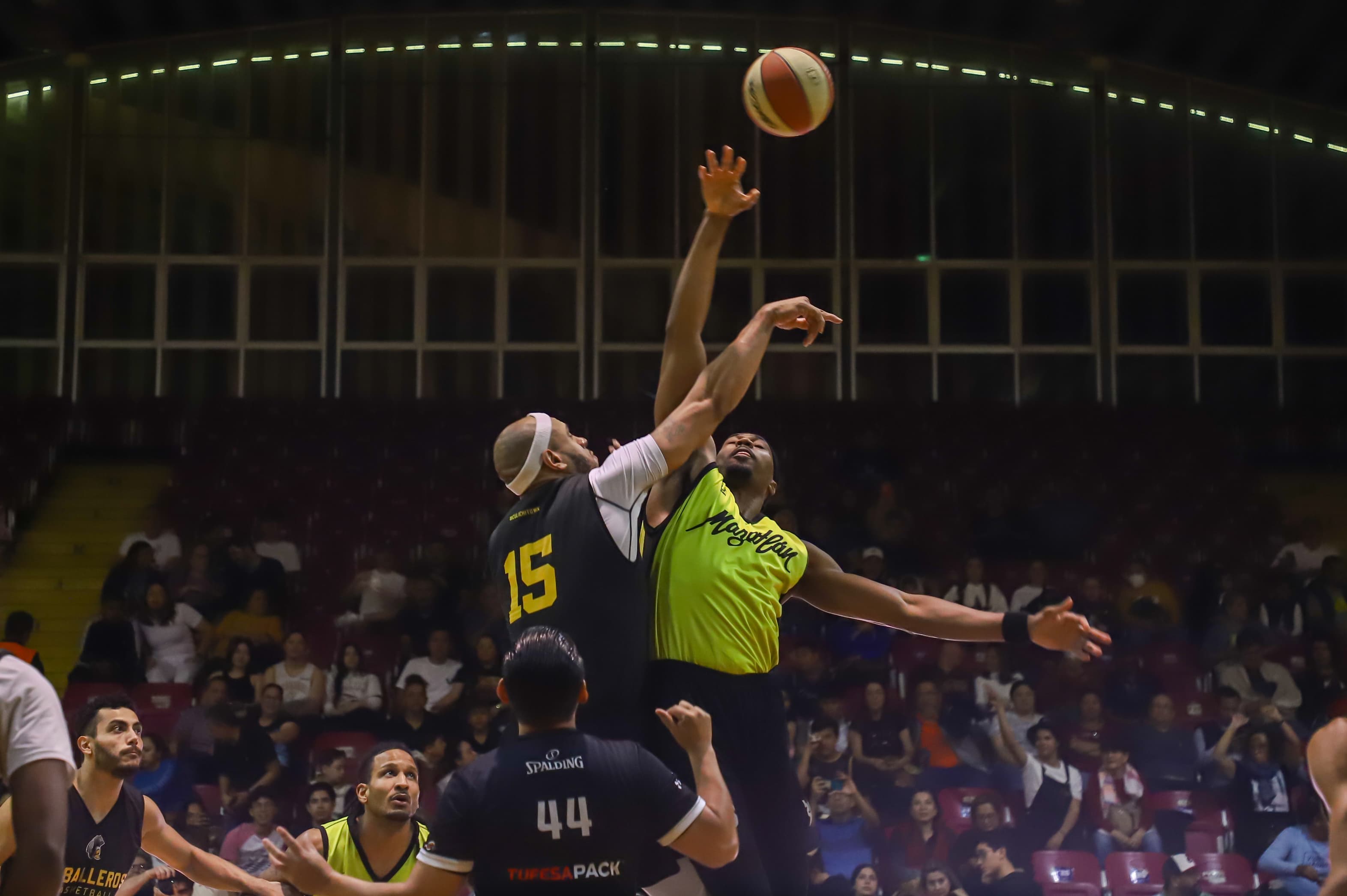 Duelo entre Caballeros de Culiacán y Venados de Mazatlán en la Copa de Basquetbol DIF Sinaloa 2024