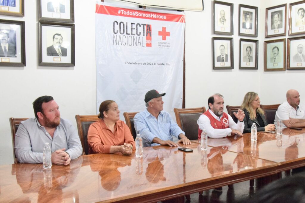 Alcalde junto a los miembros de Cruz Roja Sinaloa