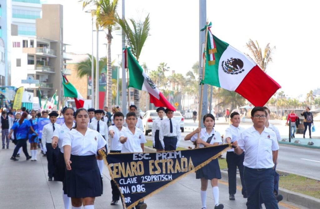 Desfile por el Día de la Bandera en Mazatlán