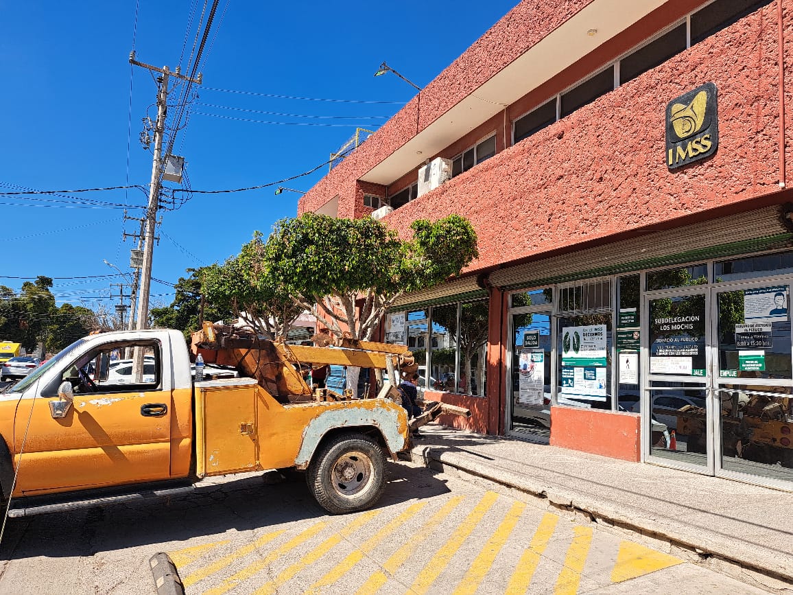 Grúa en la subdelegación del Instituto Mexicano del Seguro Social