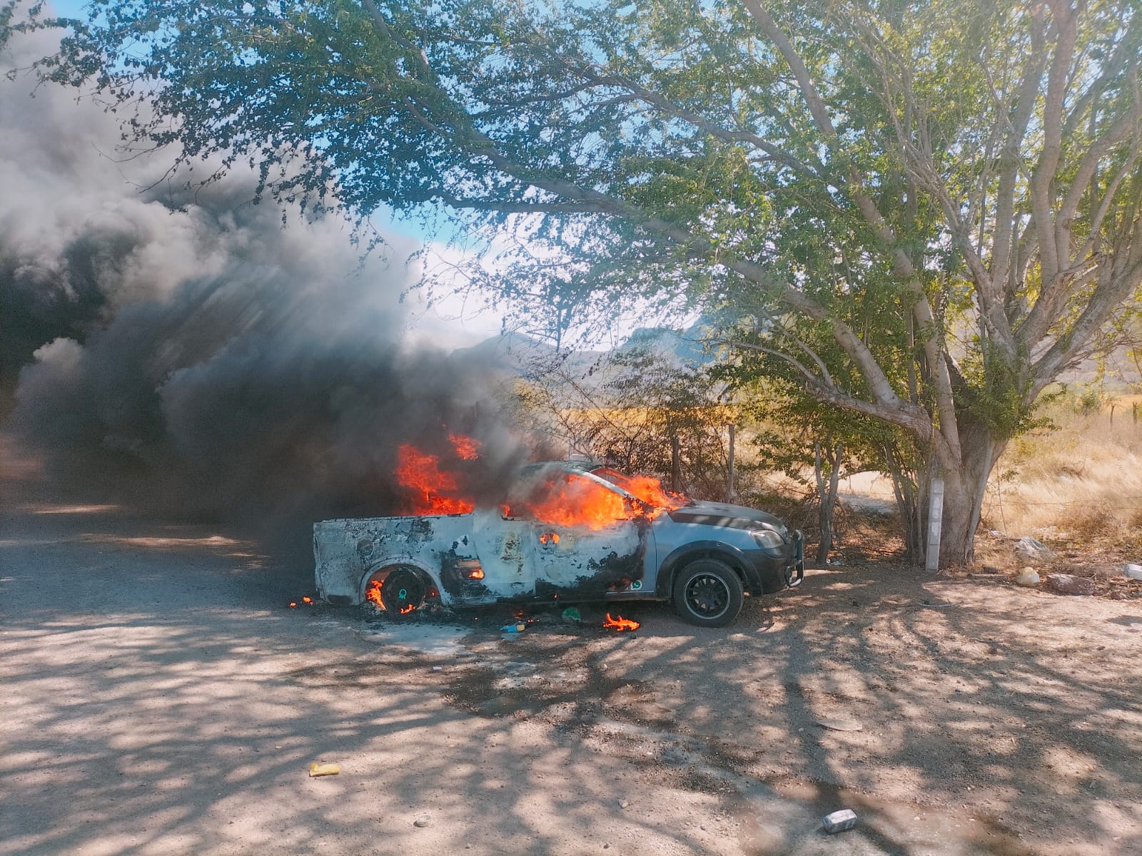 Camioneta Chevrolet incendiándose en la autopista Benito Juárez