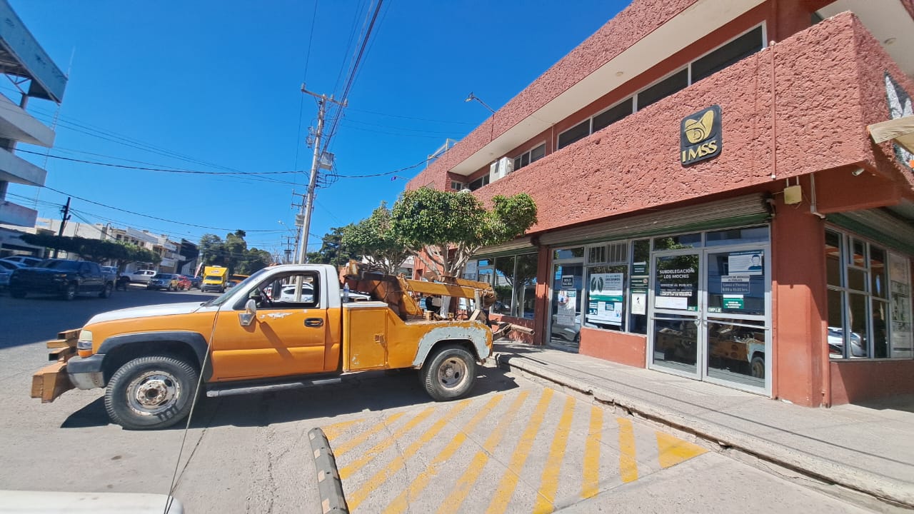 Grúa en la subdelegación del Instituto Mexicano del Seguro Social