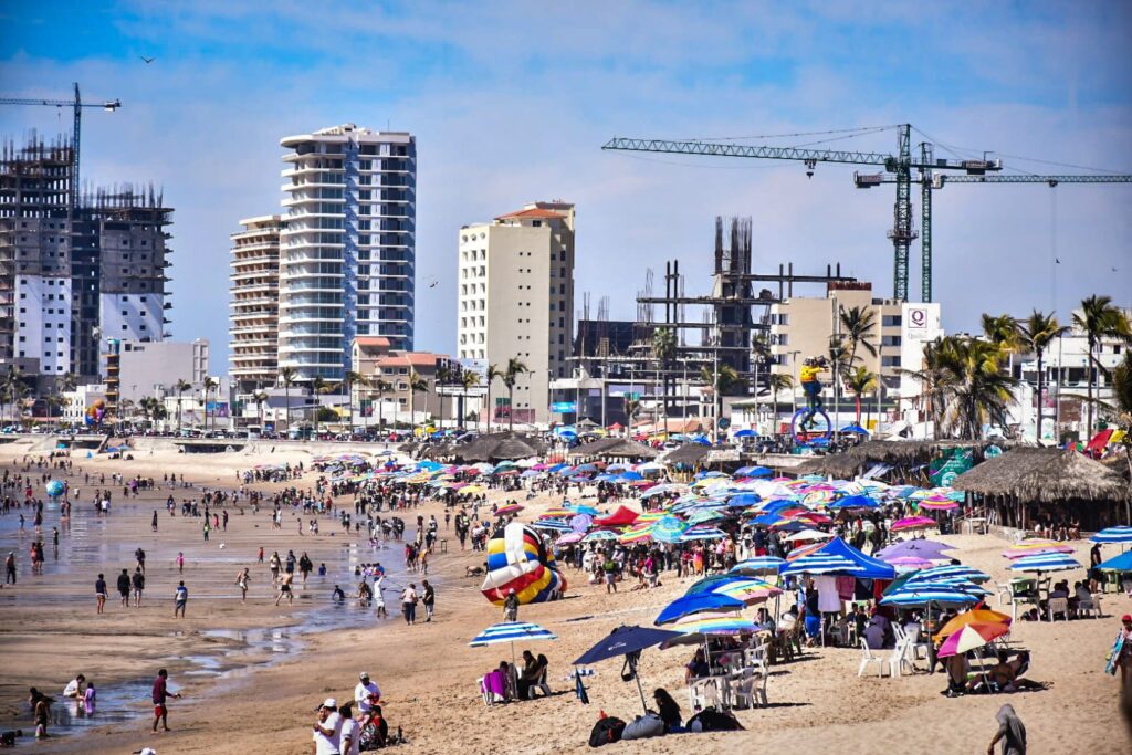 Zona de playa con afluencia de turistas en Mazatlán