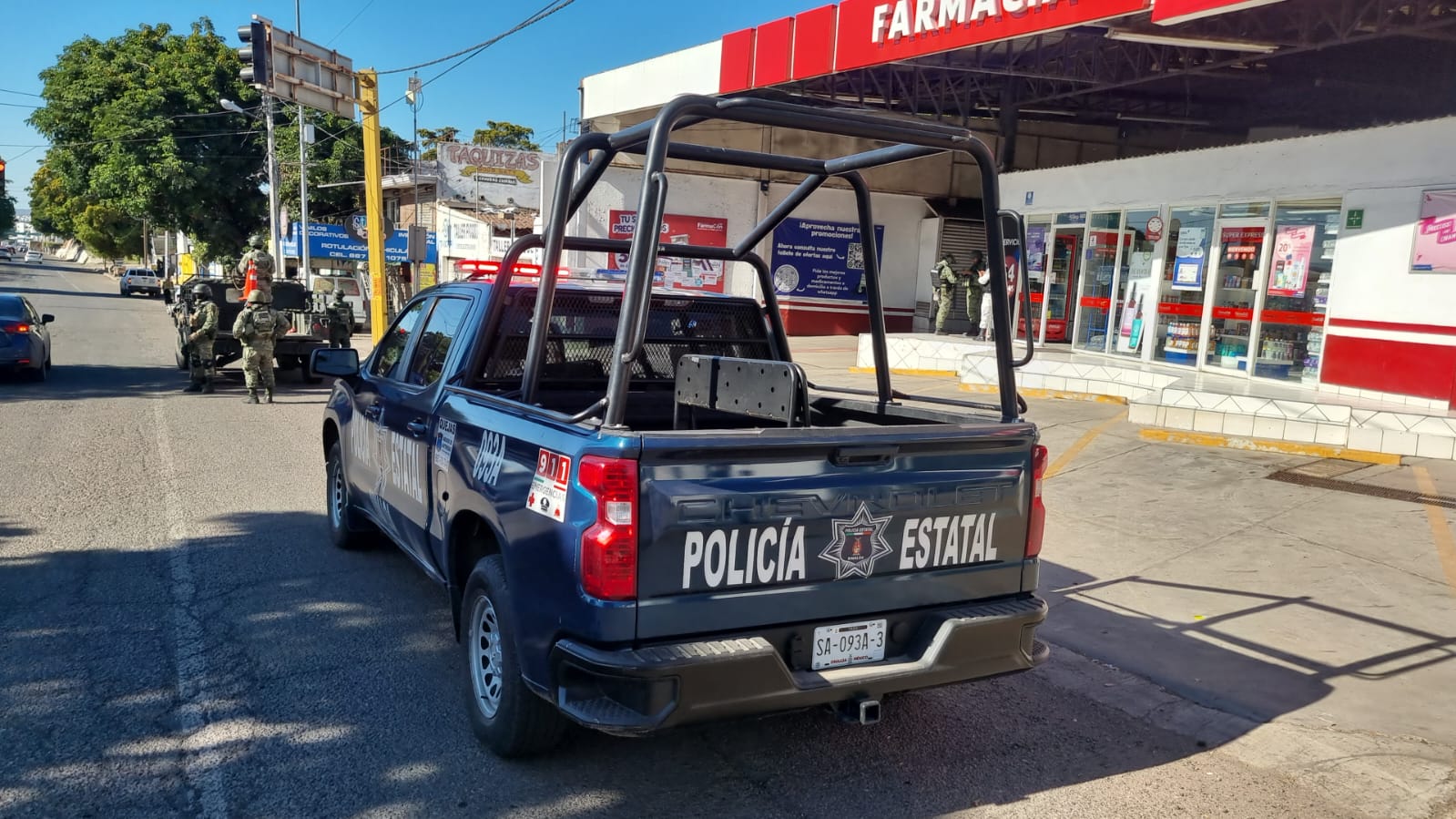 Patrulla de la Policía Estatal afuera de la farmacia